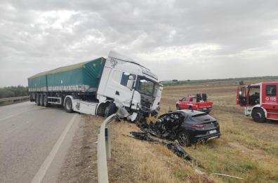 San Severo, scontro tra auto e tir: un morto. Chiuso un tratto della Statale 16