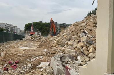 Bari, alle ex «Casermette» demolizioni a pieno ritmo: giù il muro per il nuovo Parco della Giustizia
