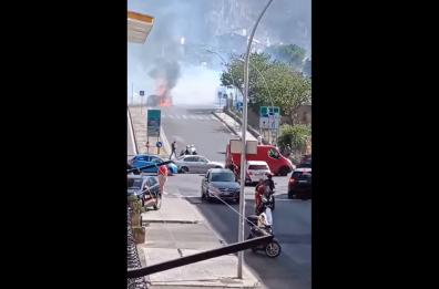 Incendi a Palermo, viale della Regione Siciliana bloccata. A Bonagia auto in fiamme