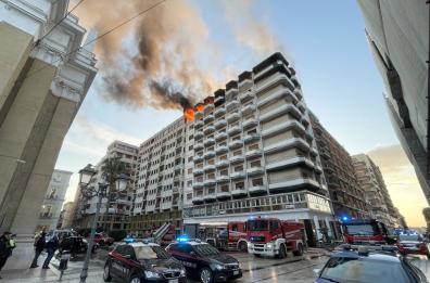 Taranto, l'attico in fiamme in piazza Carmine «fu un tragico incidente»