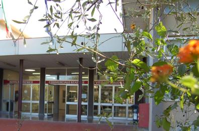 Bari, entra in classe, strattona la ex e le prende il cellulare: fermato nipote boss Palermiti