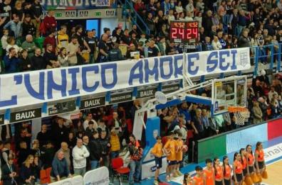 Basket, tegola sull’Happy Casa Brindisi l’ala Sneed s’infortuna, arriva Kyzlink