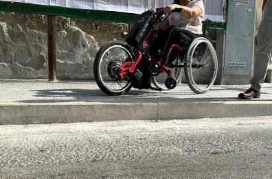 Lecce, niente scivoli per disabili sul marciapiede di viale Grassi appena rifatto