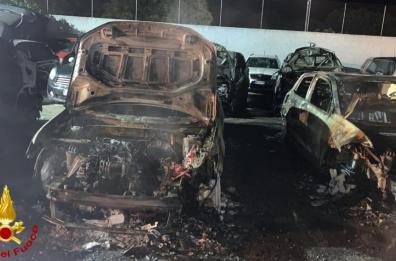 Attentato incendiario in un autosalone nel Brindisino: distrutte dieci auto