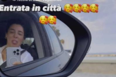 Bari, Luisa Ranieri sfreccia sul lungomare e saluta i fan: Lolita è tornata