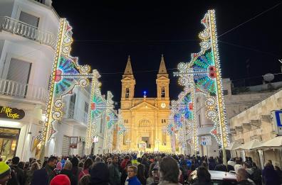 Alberobello, la festa dei SS.Medici nel vivo con i Neri Per Caso