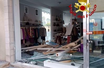 Casarano, incidente in centro: un'auto nella boutique, l'altra nella concessionaria