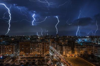 Bari, una pioggia di fulmini illumina la città: lo scatto è virale