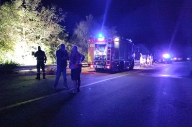 Auto finisce in una scarpata e va a fuoco: un morto sulla Gallipoli-Leuca