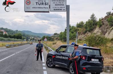 Tursi, non vuole che i carabinieri gli consegnino un provvedimento e li aggredisce: arrestato