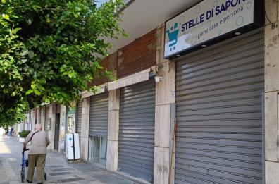 Bari, a Japigia serrande giù e insegne spente contro la pista ciclabile