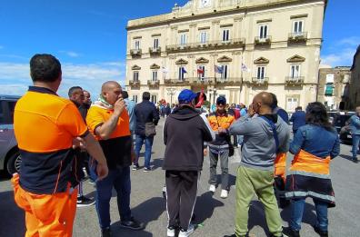 Taranto, l'Amiu avvia le procedure: in arrivo 67 licenziamenti