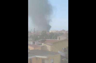 Oristano, incendio in via Rockefeller: fiamme nel campo nomadi