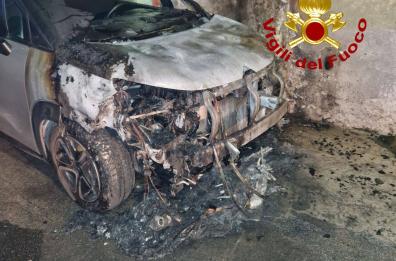 Alliste, a fuoco nella notte una Citroen: si indaga