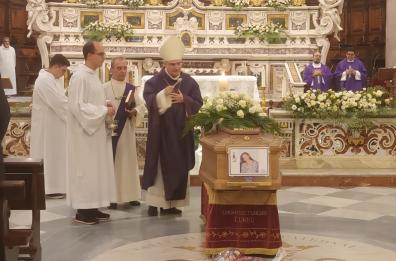 Tabaccaia uccisa a Foggia, i funerali di Franca. L'appello dell'arcivescovo alla città: «Reagisci» VIDEO/FOTO
