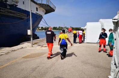Brindisi, migrante morta dopo il parto: la bimba sta bene, rintracciato in Africa il papà