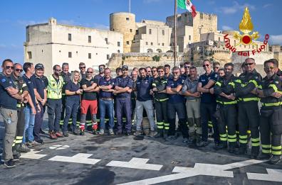 Brindisi, torna «a casa» il contingente dei Vigili del fuoco impegnato in Libia/VIDEO