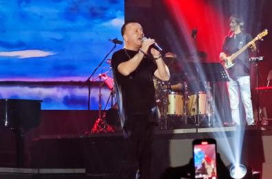 Bari abbraccia Gigi D'Alessio: al Palaflorio fiumi di fan per il concerto