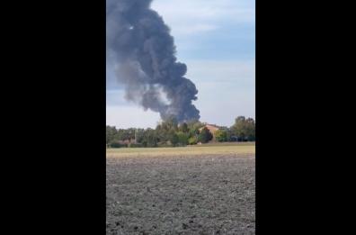 Carpi, incendio a Fossoli: fiamme in una ditta di recupero rifiuti in provincia di Modena