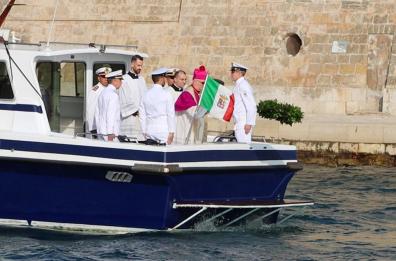 Taranto, s'insedia il neo vescovo Miniero: l'arrivo dal mare come S. Cataldo