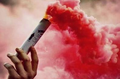 Lecce, la tifoseria napoletana lancia fumogeni:  critiche su Facebook