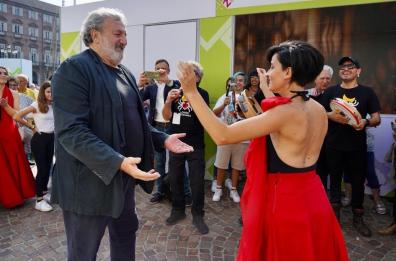 Emiliano tra gli stand di Torino si scatena e balla la pizzica 