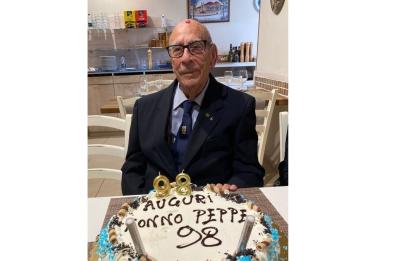 Buon compleanno allo storico pompiere di Brindisi: Giuseppe Pinto spegne 98 candeline