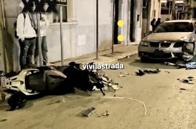 Moto contro auto nel pieno centro di Conversano: muore un ragazzo di 17 anni. L'incidente in diretta social