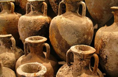 Un museo in casa di un marittimo: a Mola, sequestrate 15 anfore antiche pescate in mare
