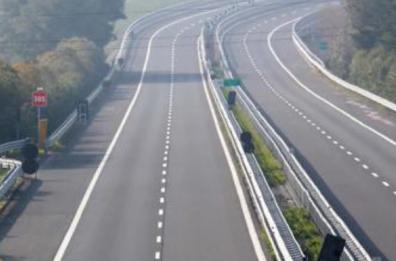 Camion perde carico di pomodori e carburante sull'autostrada: disagi tra Canosa e Andria