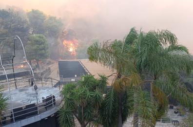 Santa Cesarea Terme va a fuoco, in cenere l'ingresso della discoteca Male':  case evacuate