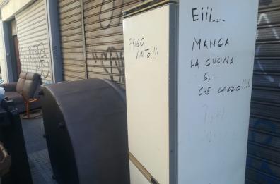 Bari, marciapiedi invasi dai mobili: in via Trento il «reportage»