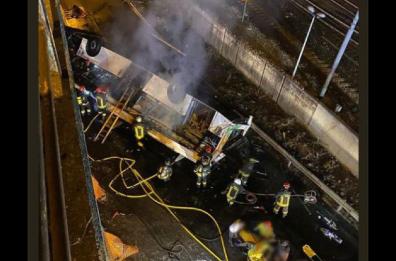 Tragedia a Mestre, bus precipita da sopraelevata e cade sulla ferrovia: morti e feriti, anche bambini tra le vittime