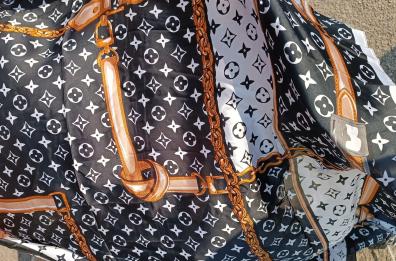 Brindisi, foulard, felpe e porta occhiali contraffatti: scattano i sequestri