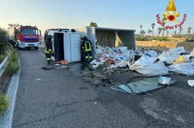 Brindisi, il camion si ribalta sulla statale 613 e blocca la strada col carico