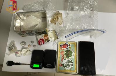 Lecce, a 15 anni spaccia hashish in piazzetta Carducci: arrestato