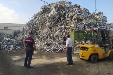 Cattivi odori e quantità eccessiva di rifiuti speciali: sequestro a Molfetta da oltre 1 mln, anche un'auto di lusso