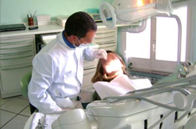 Lecce diventa capitale dell'Odontoiatria: si discute del «bazar» delle dentiere all'estero