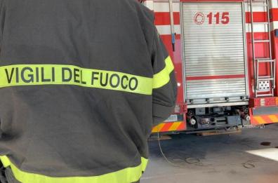 In fiamme 5 auto in Salento, incendio partito da sterpaglie
