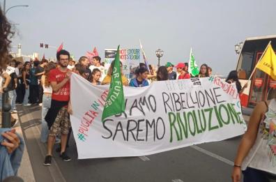 Bari, tornano a sfilare i ragazzi di Fridays For Future: «La Regione scenda in strada con noi per il clima»