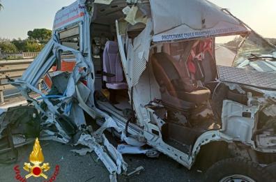 Ambulanza tampona camion sulla Taranto-Brindisi, feriti gravemente i due operatori sanitari