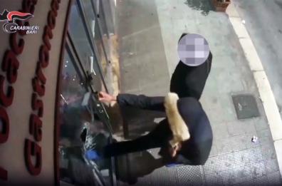 Bari, spaccata in pieno centro: arrestati i due responsabili del furto ad un panificio
