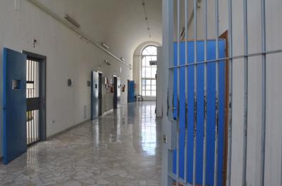 Carcere di Bari, detenuto aggredisce agente colpendolo al volto