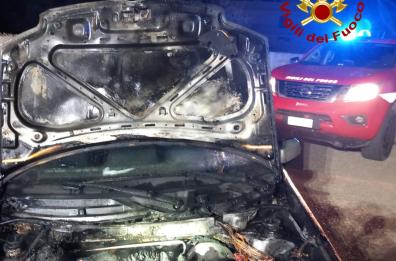 Vernole, a fuoco un'auto parcheggiata nel garage: intervengono i pompieri