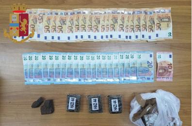 Taranto, nascondeva la droga sotto il sellino della moto: arrestato