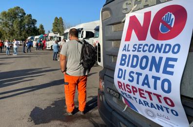 Ex Ilva, imprenditori e lavoratori protestano: «Taranto va rispettata»