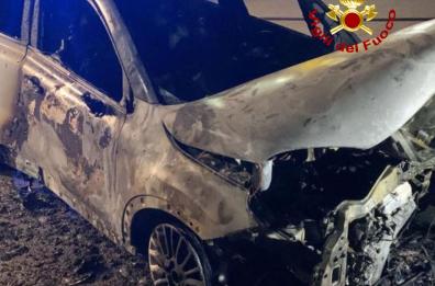 Notte di roghi nel Salento: quattro automobili a fuoco a Nardò, Neviano e Lizzanello