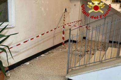 Lecce, crollano calcinacci dal solaio di un palazzo: paura alla 167 