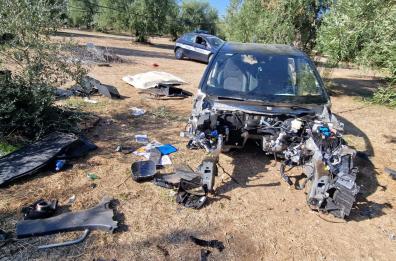 Andria, sorpresi a smontare auto si danno alla fuga: vetture recuperate