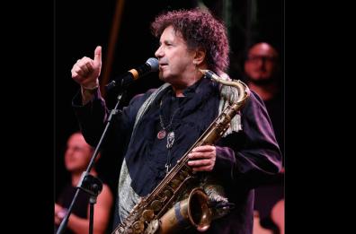 Enzo Avitabile sul palco di Ginosa: «La guerra? Meglio na’ tammurriata»